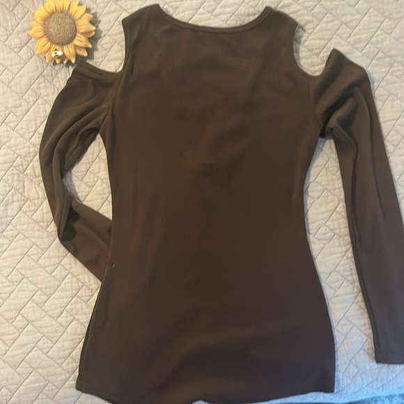 Cold shoulder lace front top π» - Picture 2 of 5